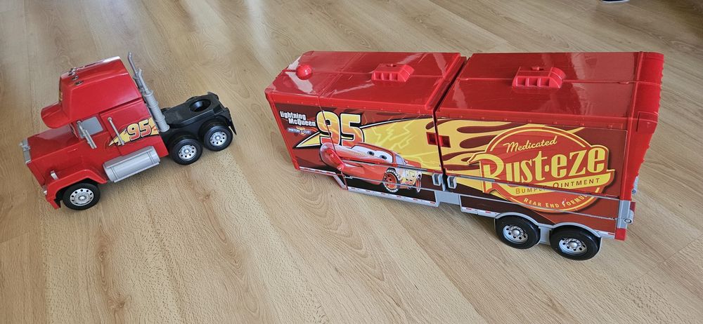 Camião Mack GIGANTE Disney Cars – Pista Transformável (87cm Fechado/ 150cm Pista)