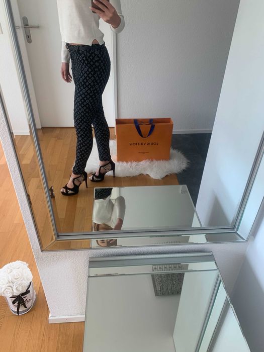 Spodnie białe, czarne wzór Louis Vuitton z paskiem, rozm. M i L