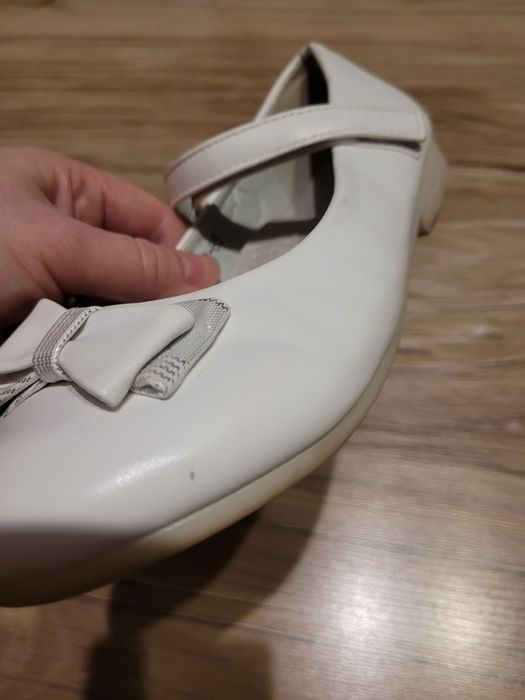 Białe buty komunijne