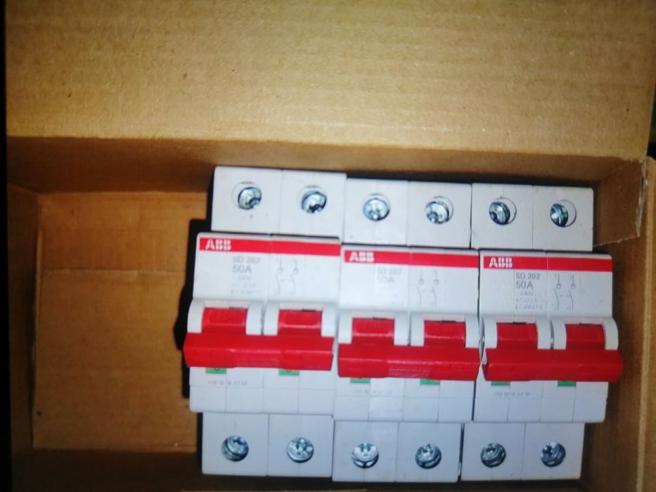 Vários disjuntores novos