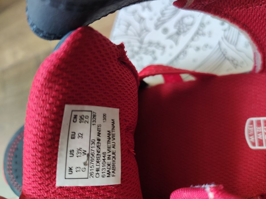 Босоніжки, кросівки Clarks