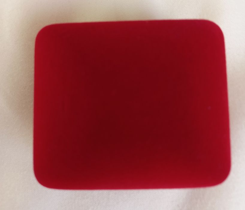 Czerwone etui na biżuterię