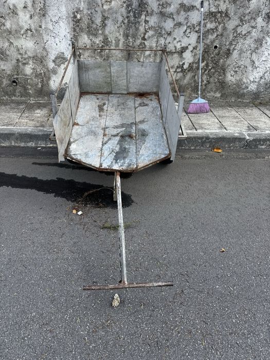carroça no estado que se encontra-se nas fotografias
