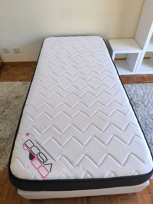 Cama e colchão com estante cubos