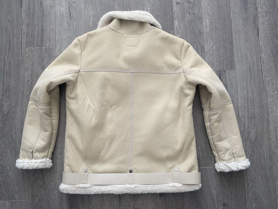 Куртка авіаторка із шкірзаму бежевого кольору