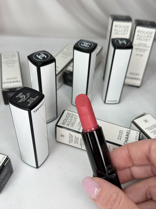 Помада Chanel Allure Velvet 07