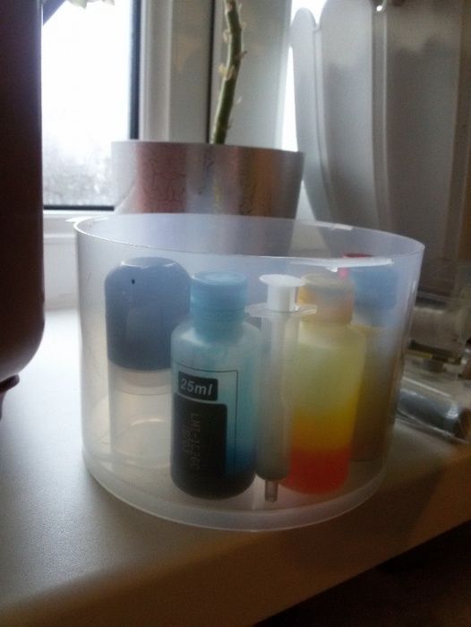 Заправочная станция и остатки краски для принтера.