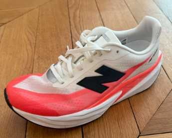 Ténis New Balance FuelCell Rebel v5 Branco Vermelho AW25