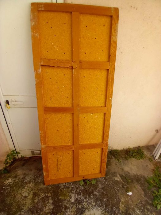 Cama de ferro antiga, de solteiro, desmontável. Estrado incluído.