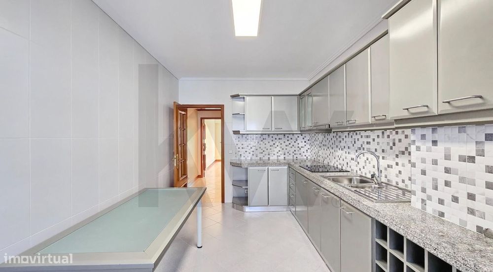 T2 Remodelado no Bairro do Alboi | Vistas de Parque e Garagem Fechada