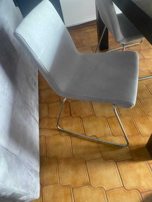 Mesa em madeira wengue e cadeiras