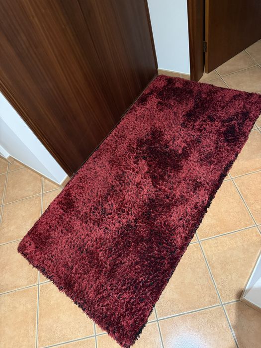 Tapetes vermelhos felpudos em otimo estado