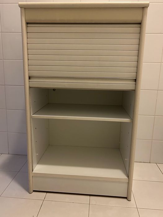 Pequeno armário multiusos com porta persiana