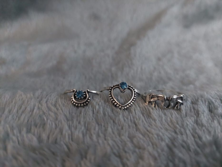 Anéis de aço inoxidável prateados com pedra azul