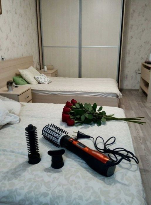 Фен щітка стайлер з насадками та обертанням