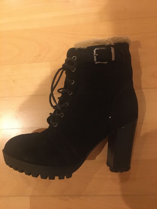 Botins salto alto core preto