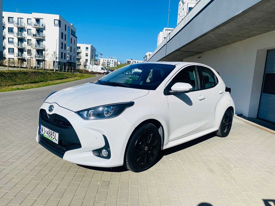 Mazda 2 hybrid 2022 Salon Polska jak Yaris