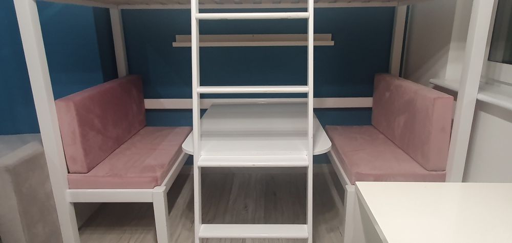 Łóżko piętrowe ze stolikiem