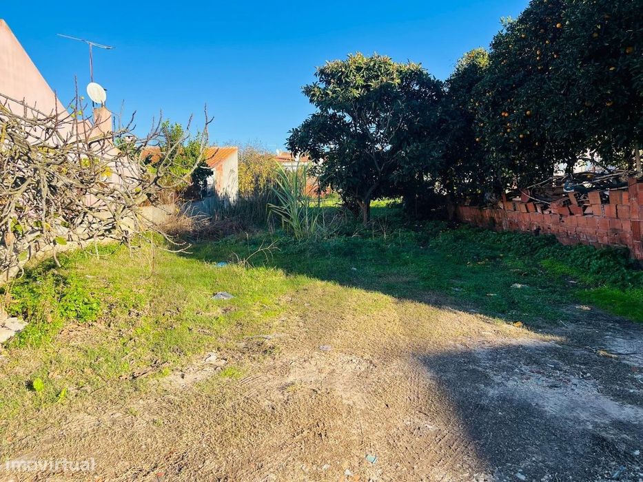 Vende Terreno Urbano de 256m2 em Santo António da Charneca