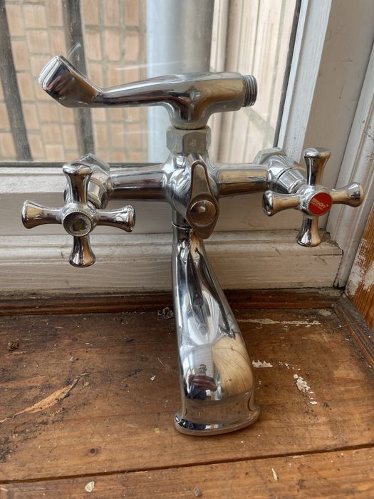 Змішувач у ванну