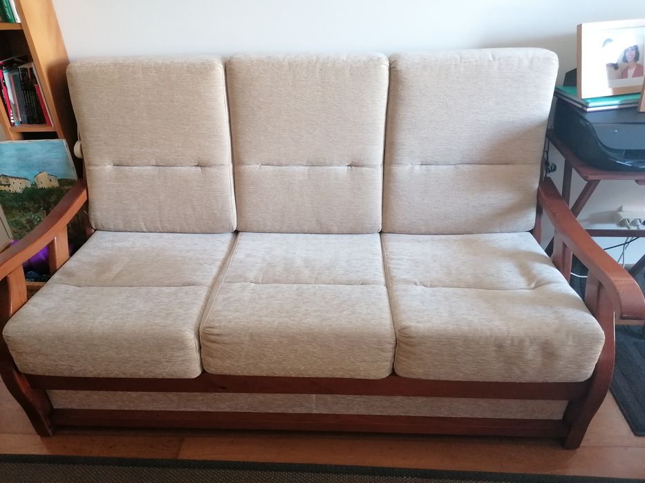 Sofá cama com estrutura de madeira