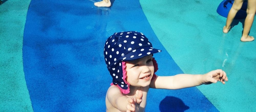 Czapka na basen ochraniajaca kark i uszy