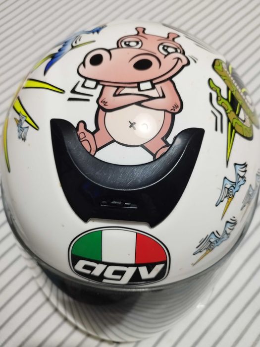 Casaco motard mulher em pele alpinestars, botas e capacete.