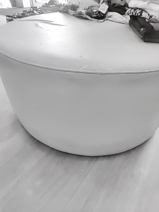 Banco tipo fuff, que pode funcionar como mesa de centro