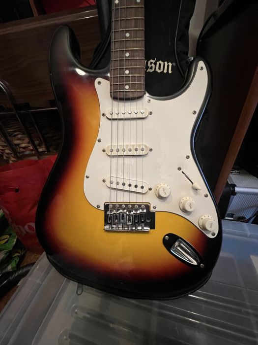 Guitarra Elétrica Johnson Stratocaster Sunburst + Capa