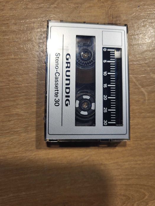 stary dyktafon Grundig