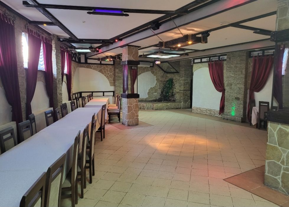 Продається окрема будівля.