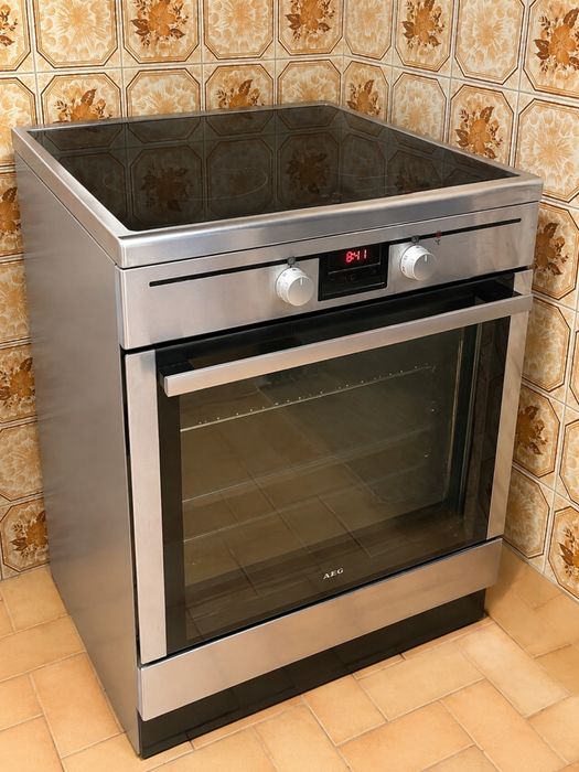 Combinado fogão de indução e forno elétrico AEG