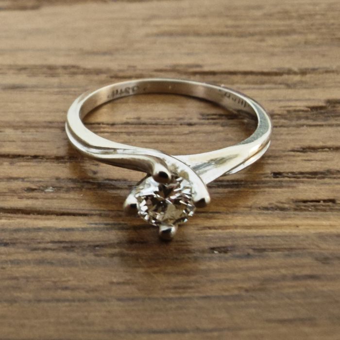 Pierścionek damski. Złoto 585. Brylant 0.44 ct. Certyfikat