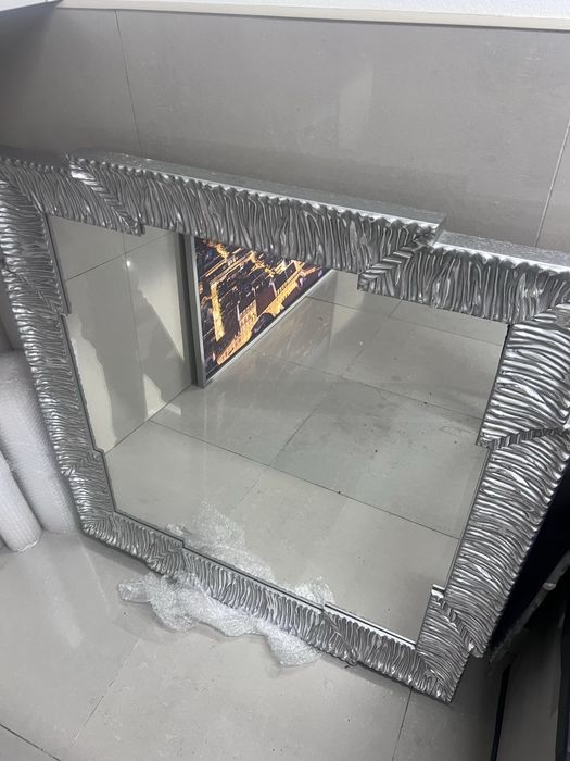 Conjunto: candeeiros + carpete + quadro + espelho + movel