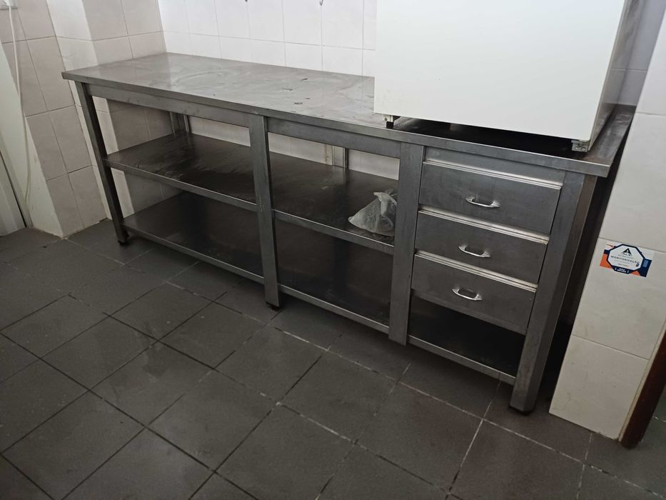 Bancadas de inox e pedra mármore