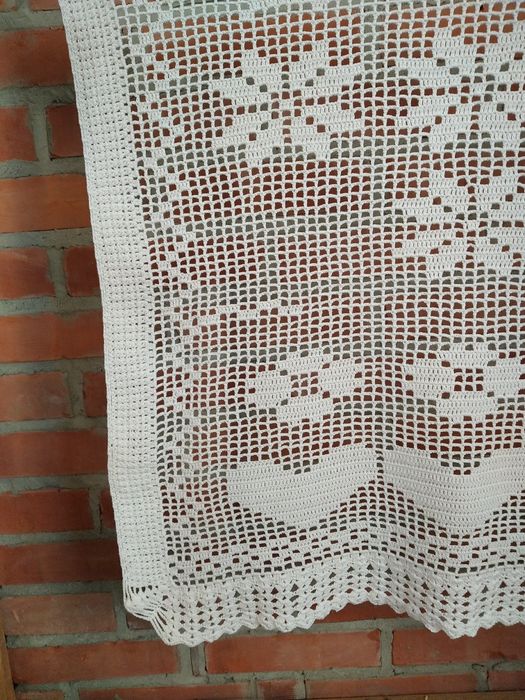 Firanka zrobiona na szydełku.