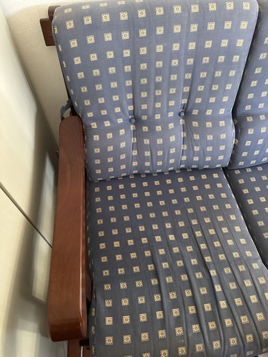 Sofá em madeira maciça