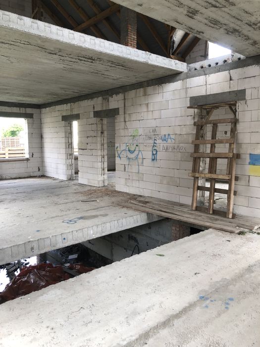 Стоянка продам будинок для великої родини на два входи