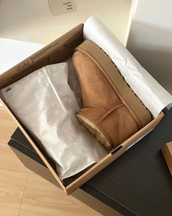 Жіночі замшеві чоботи UGG Classic Ultra Mini Platform