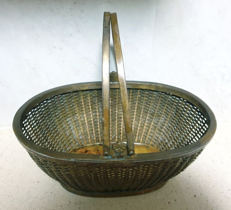 Fantástico grande antigo cesto em latão