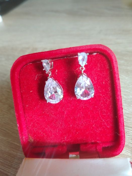 Kolczyki koloru srebrnego