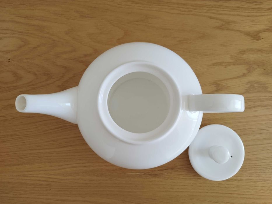 Biały, porcelanowy dzbanek do kawy / herbaty