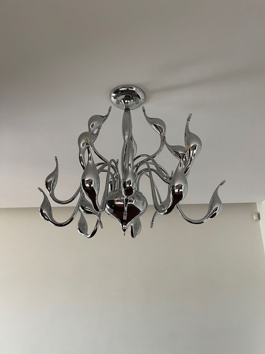 Lustre moderno cromado com 10 braços ondulados – design artístico
