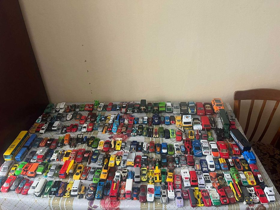 Дитячі машинки.  Хотвілс то