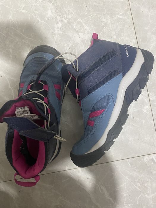 Estou a vender estas botas novas da marca Quechua  tamanho33 obrigada.