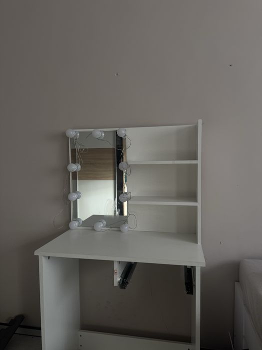 toaletka biala w stanie dobrym