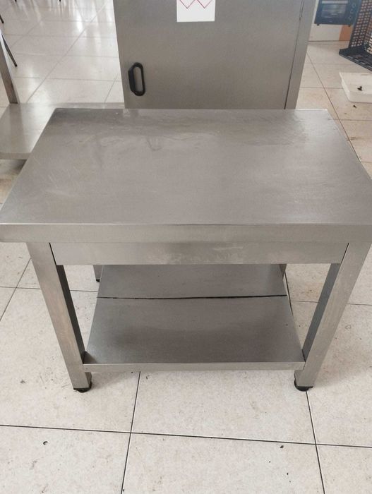 Mobiliario de café em inox