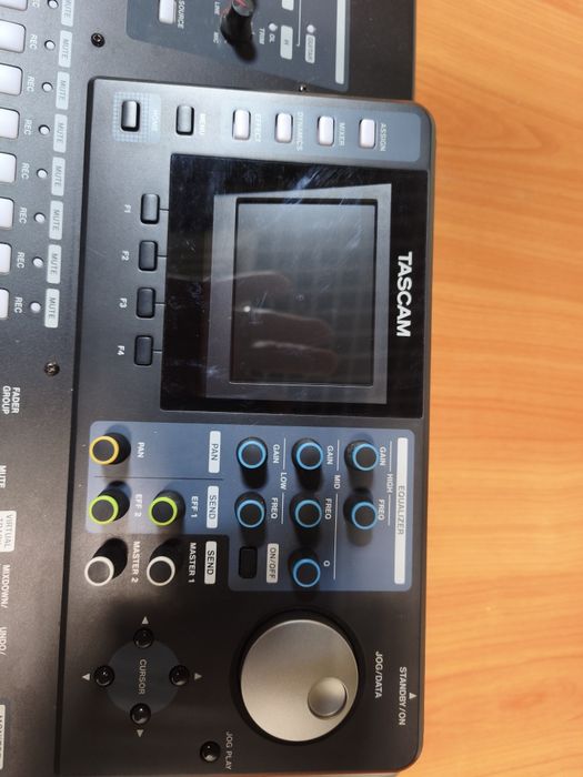 Mesa de mistura e Gravador Multipistas Digital Tascam DP-24SD Portastudio – Como Novo