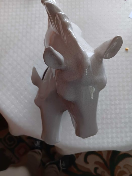 Cabeça dupla de cavalo em cerâmica com apoio em Madeira