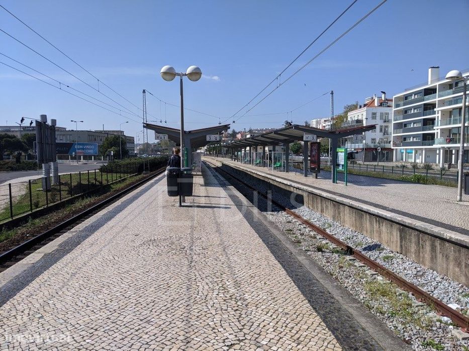 Apartamento T1 com varanda e garagem em Miraflores